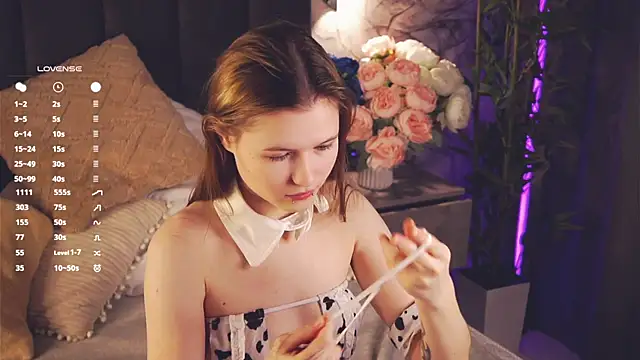 Snapshot of LynHillaire chatting on 04-23-26, 01:02 LynHillaire online show from 04-23-26, 01:02