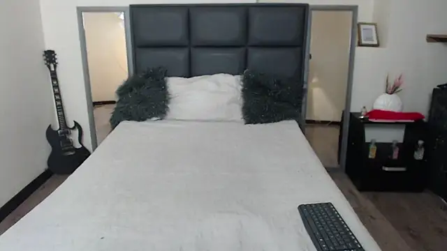 Isabella Diamon online show from 11-19-25, 01:49