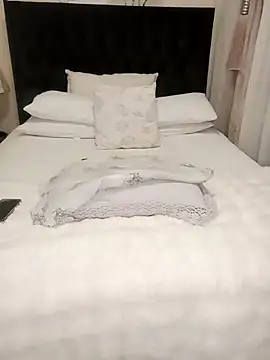 Snapshot of Creamy_Chocolatex chatting on 10-24-25, 06:04 Creamy Chocolatex online show from 10-24-25, 06:04