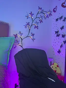 LindaWz  online show from 04-19-26, 08:02