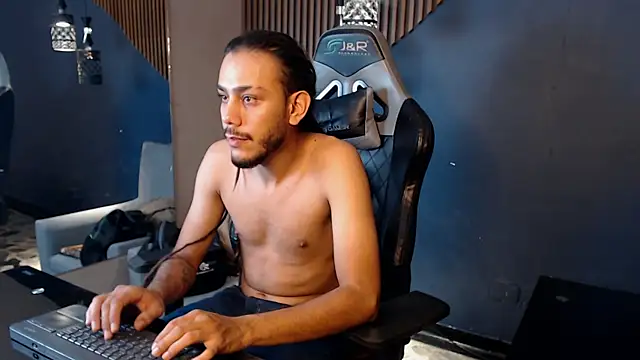 Snapshot of Boss_Domiinator chatting on 09-12-25, 04:01 Boss Domiinator online show from 09-12-25, 04:01