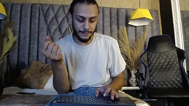 Snapshot of Boss_Domiinator chatting on 10-06-25, 03:04 Boss Domiinator online show from 10-06-25, 03:04