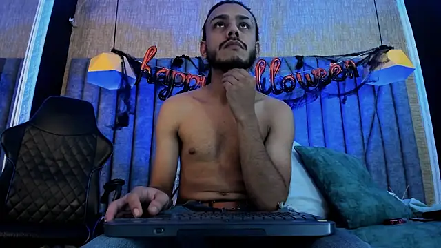 Snapshot of Boss_Domiinator chatting on 10-30-25, 03:30 Boss Domiinator online show from 10-30-25, 03:30