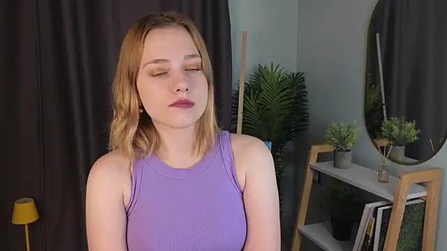 HollieCollelo online show from 10-22-25, 03:18