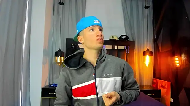 Snapshot of HunterHeat_ chatting on 12-21-25, 11:39 HunterHeat online show from 12-21-25, 11:39