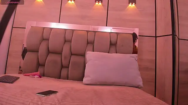 lyana cowel online show from 10-09-25, 07:12