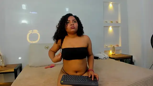 lyana cowel online show from 10-14-25, 03:57