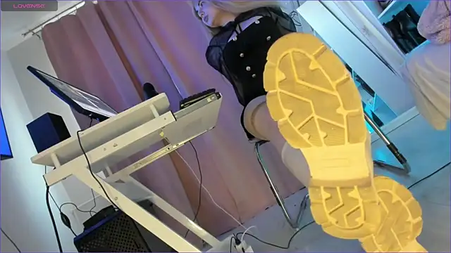 Snapshot of CruelSiren chatting on 10-11-25, 05:28 CruelSiren online show from 10-11-25, 05:28