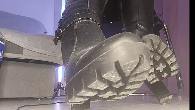 Snapshot of CruelSiren chatting on 10-25-25, 10:04 CruelSiren online show from 10-25-25, 10:04