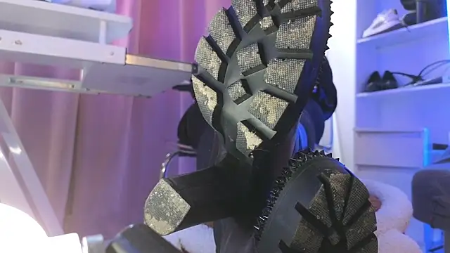 Snapshot of CruelSiren chatting on 11-18-25, 07:46 CruelSiren online show from 11-18-25, 07:46