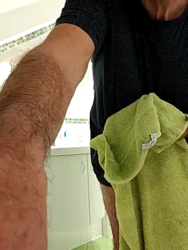 Snapshot of Oldmenhot66 chatting on 09-27-25, 04:17 Oldmenhot66 online show from 09-27-25, 04:17