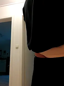 Snapshot of Oldmenhot66 chatting on 09-27-25, 04:23 Oldmenhot66 online show from 09-27-25, 04:23