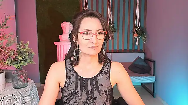 Snapshot of UnaTerra chatting on 09-21-25, 05:42 UnaTerra online show from 09-21-25, 05:42