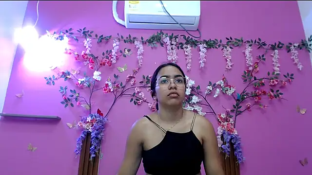 Snapshot of skinnysofia18 chatting on 04-24-26, 01:57 skinnysofia18 online show from 04-24-26, 01:57