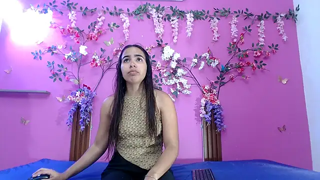 Snapshot of skinnysofia18 chatting on 05-17-26, 01:51 skinnysofia18 online show from 05-17-26, 01:51