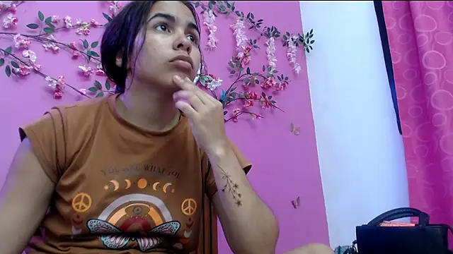 Snapshot of skinnysofia18 chatting on 06-05-26, 02:01 skinnysofia18 online show from 06-05-26, 02:01
