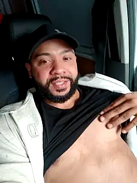 Snapshot of tripping385 chatting on 09-16-25, 12:17 tripping385 online show from 09-16-25, 12:17