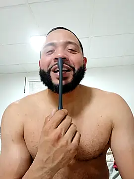 Snapshot of tripping385 chatting on 10-29-25, 02:25 tripping385 online show from 10-29-25, 02:25