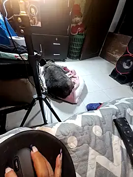 Snapshot of anythompsom chatting on 11-10-25, 11:15 anythompsom online show from 11-10-25, 11:15