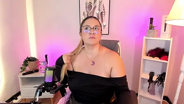 hollie joliie online show from 04-08-26, 12:05