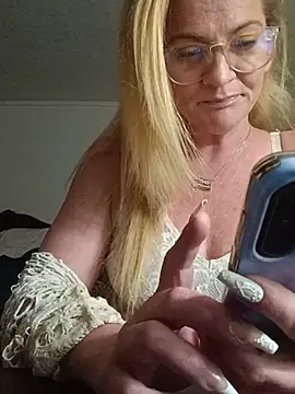 Snapshot of Goldenndoll chatting on 05-31-26, 09:49 Goldenndoll online show from 05-31-26, 09:49