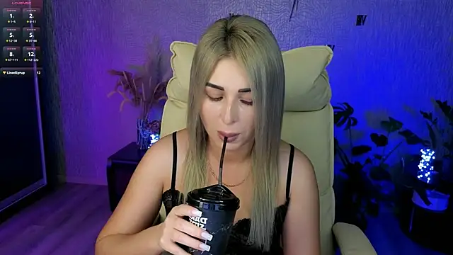 Snapshot of NikkiiStill chatting on 06-18-26, 12:33 NikkiiStill online show from 06-18-26, 12:33