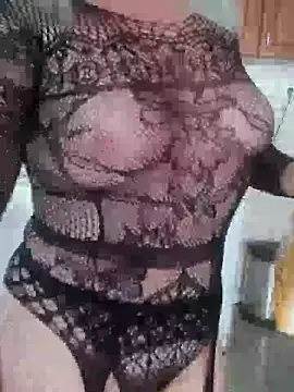 Snapshot of MiriandZacki chatting on 11-18-25, 11:47 MiriandZacki online show from 11-18-25, 11:47