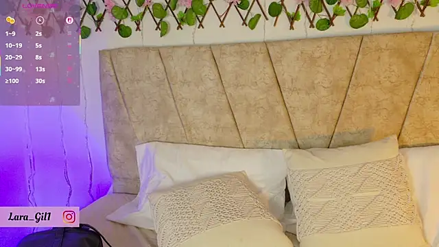 Snapshot of LaraGiil chatting on 09-19-25, 01:01 LaraGiil online show from 09-19-25, 01:01