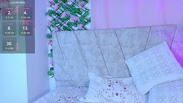 Snapshot of LaraGiil chatting on 10-28-25, 12:41 LaraGiil online show from 10-28-25, 12:41