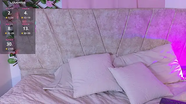 Snapshot of LaraGiil chatting on 10-31-25, 01:45 LaraGiil online show from 10-31-25, 01:45