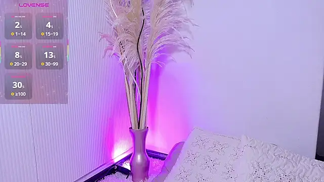 Snapshot of LaraGiil chatting on 11-13-25, 12:15 LaraGiil online show from 11-13-25, 12:15