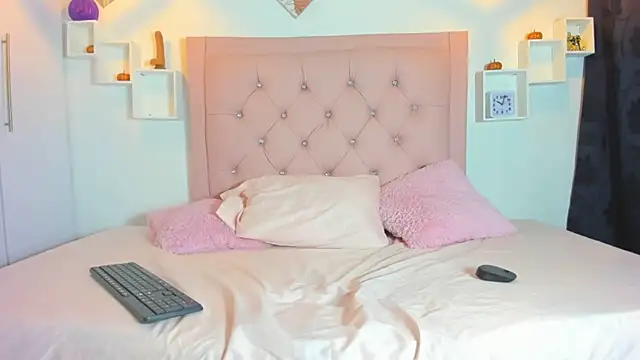 Mia Suarezzz online show from 10-17-25, 12:25