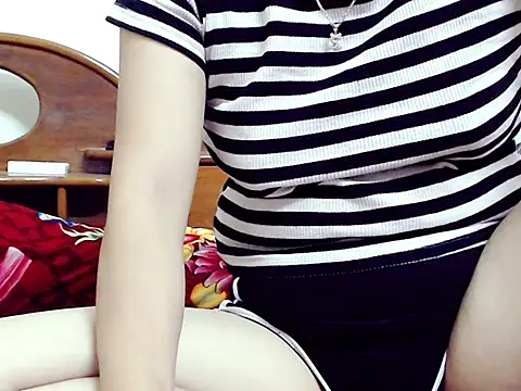 Snapshot of Ami_8x chatting on 10-09-25, 03:32 Ami 8x online show from 10-09-25, 03:32