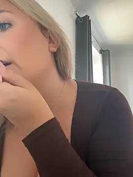 Snapshot of Elliemaee chatting on 09-11-25, 09:31 Elliemaee online show from 09-11-25, 09:31