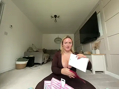 Snapshot of Elliemaee chatting on 10-03-25, 11:29 Elliemaee online show from 10-03-25, 11:29