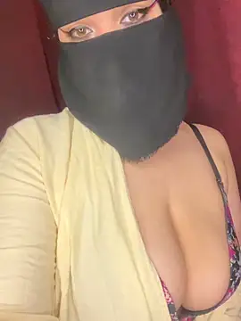 Snapshot of RooVaaN-Xx chatting on 04-21-26, 06:01 RooVaaN-Xx online show from 04-21-26, 06:01