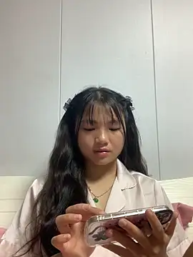 Emlyly-18 online show from 09-30-25, 05:23