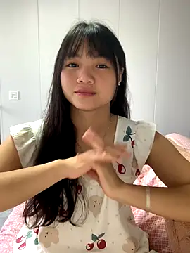 Emlyly-18 online show from 10-23-25, 03:17