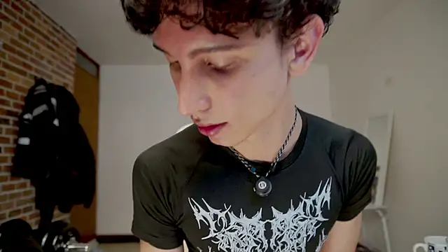 Snapshot of boream chatting on 12-18-25, 01:06 boream online show from 12-18-25, 01:06