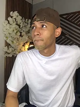 B Wild online show from 10-08-25, 03:37