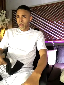 B Wild online show from 11-01-25, 03:52