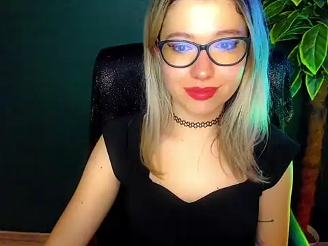 Snapshot of loveHeidi chatting on 12-18-25, 07:58 loveHeidi online show from 12-18-25, 07:58