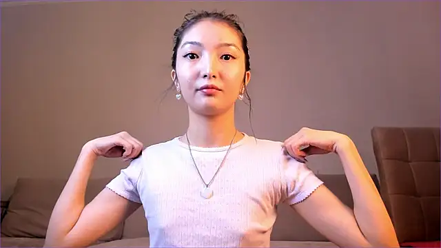 Snapshot of nooniemoon chatting on 10-05-25, 08:34 nooniemoon online show from 10-05-25, 08:34