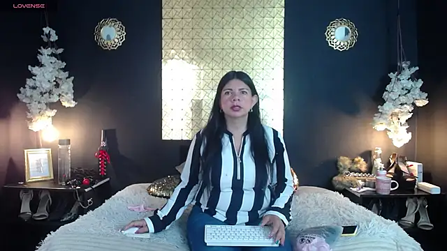 Snapshot of kinky_momm chatting on 02-20-26, 03:01 kinky momm online show from 02-20-26, 03:01