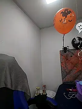 Shantey Laurent online show from 10-29-25, 01:46