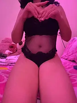 Snapshot of saloma70 chatting on 10-21-25, 06:03 saloma70 online show from 10-21-25, 06:03