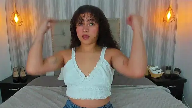 Snapshot of Sofiapassionne chatting on 05-03-26, 01:50 Sofiapassionne online show from 05-03-26, 01:50