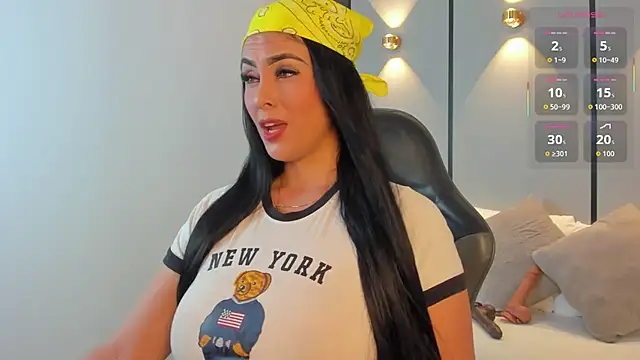 Snapshot of ashly_moonn chatting on 06-12-26, 12:37 ashly moonn online show from 06-12-26, 12:37