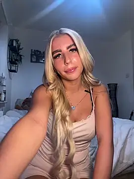 Snapshot of BlondeBetty chatting on 09-10-25, 06:41 BlondeBetty online show from 09-10-25, 06:41