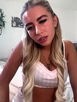 Snapshot of BlondeBetty chatting on 09-22-25, 11:45 BlondeBetty online show from 09-22-25, 11:45